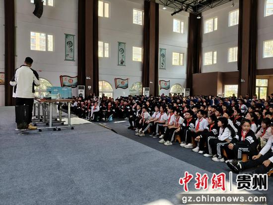 图为科学实验秀的活动现场。 向红摄 图为科学实验秀的活动现场。 向红摄