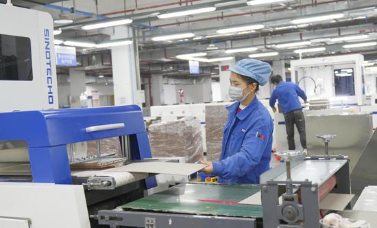 申仁包装印务公司智能生产车间工人正忙碌着 申仁包装印务公司智能生产车间工人正忙碌着