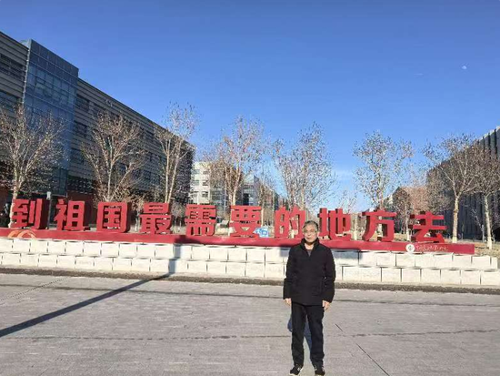 图为薛兆瑞在校园留影。 图为薛兆瑞在校园留影。