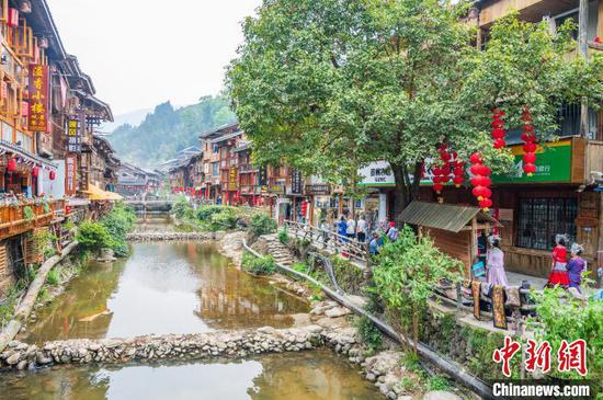 3月26日，游客游览肇兴侗寨。唐哲 摄