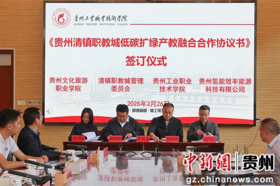 签订协议。陆劲松 摄 签订协议。陆劲松 摄