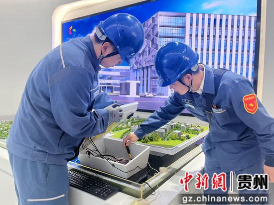 图为工作人员检查用电安全。杨茜 摄 图为工作人员检查用电安全。杨茜 摄