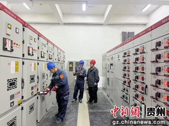 图为工人在配电房内工作中。杨茜 摄 图为工人在配电房内工作中。杨茜 摄