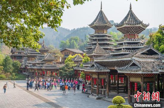 3月26日，侗族同胞在肇兴侗寨大门演唱侗族大歌迎游客。唐哲 摄