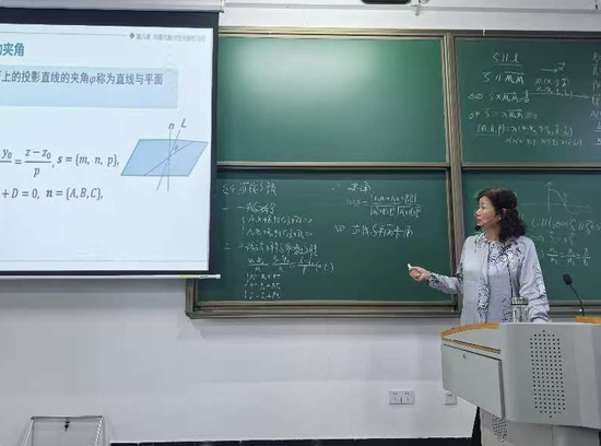 图为罗敏霞在上课。 图为罗敏霞在上课。