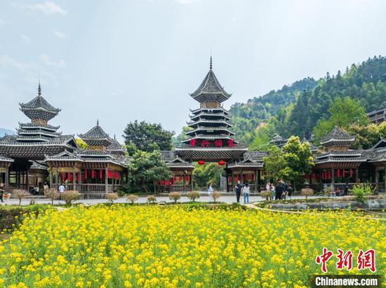 3月26日，游客游览肇兴侗寨。唐哲 摄