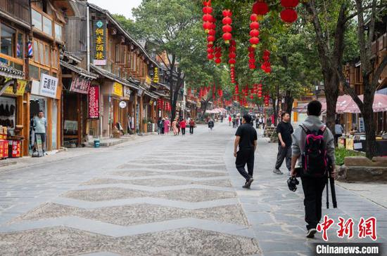 3月26日，游客游览肇兴侗寨。唐哲 摄