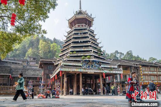 3月26日，游客游览肇兴侗寨。唐哲 摄