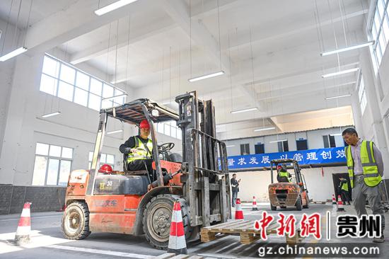 学员通过实操体验,掌握叉车的基本操作技能 学员通过实操体验,掌握叉车的基本操作技能