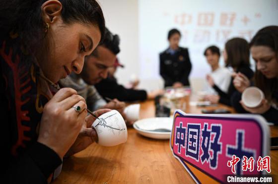 3月27日,天津,外籍留学生在瓷器坯体上绘制图案。中新社记者 佟郁 摄 3月27日,天津,外籍留学生在瓷器坯体上绘制图案。中新社记者 佟郁 摄