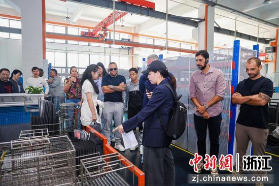 2025年3月，浙江瑞安，国际友人走进企业生产车间。 （瑞安市官方 供图）
