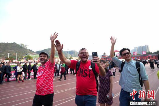 图为巴西游客马克(中)和朋友在贵州榕江“村超”球场。王炳真 摄 图为巴西游客马克(中)和朋友在贵州榕江“村超”球场。王炳真 摄