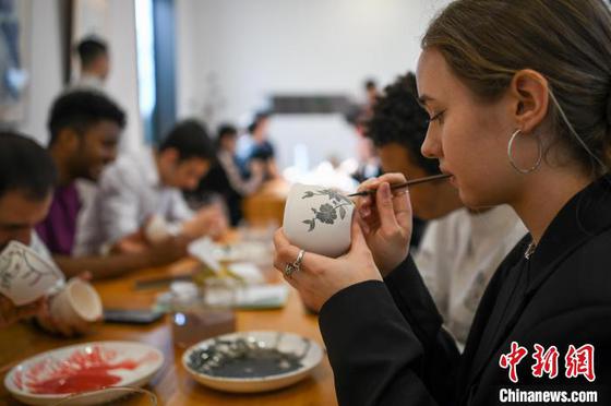 3月27日,天津,外籍留学生在瓷器坯体上绘制图案。中新社记者 佟郁 摄 3月27日,天津,外籍留学生在瓷器坯体上绘制图案。中新社记者 佟郁 摄