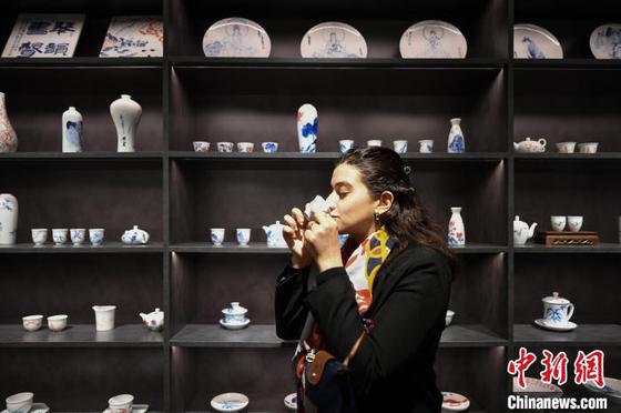 3月27日,天津,一名外籍留学生用瓷器茶杯摆出喝茶动作。中新社记者 佟郁 摄 3月27日,天津,一名外籍留学生用瓷器茶杯摆出喝茶动作。中新社记者 佟郁 摄