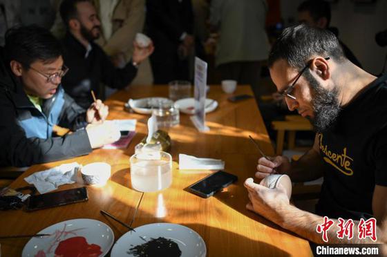 3月27日,天津,外籍留学生在瓷器坯体上绘制图案。当日,由天津市公安局出入境管理局主办的“中国好+”文化感知系列首场活动在观照轩瓷器工坊举行,来自7个国家的20余名在津留学生参观中国瓷器展示并沉浸式体验制瓷(手绘)制作技艺,感受中华传统文化之美。中新社记者 佟郁 摄 3月27日,天津,外籍留学生在瓷器坯体上绘制图案。当日,由天津市公安局出入境管理局主办的“中国好+”文化感知系列首场活动在观照轩瓷器工坊举行,来自7个国家的20余名在津留学生参观中国瓷器展示并沉浸式体验制瓷(手绘)制作技艺,感受中华传统文化之美。中新社记者 佟郁 摄