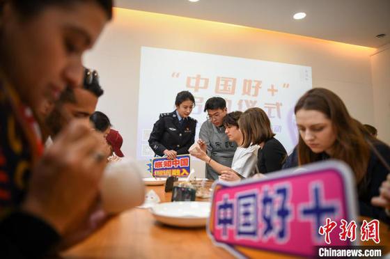 3月27日,天津,外籍留学生们在手工艺人指导下尝试在坯体上绘制图案。中新社记者 佟郁 摄 3月27日,天津,外籍留学生们在手工艺人指导下尝试在坯体上绘制图案。中新社记者 佟郁 摄