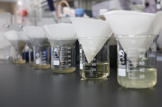 兰家湾白酒废水处理厂化验员进行水样分析 兰家湾白酒废水处理厂化验员进行水样分析