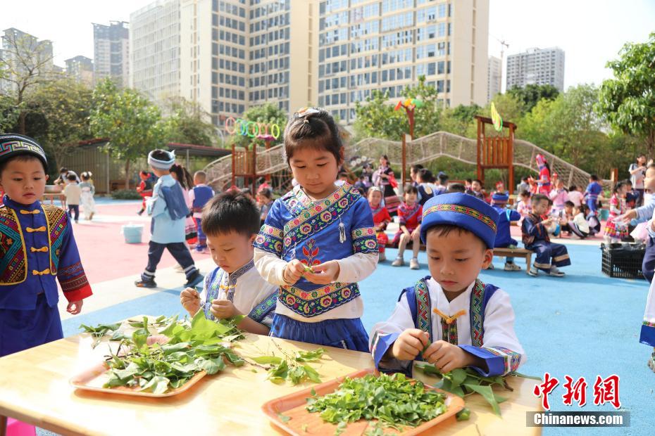 3月27日，在广西南宁市邕宁区一所幼儿园内，师生身着民族服装参加“三月三”民俗活动，通过体验民俗美食一条街、民俗手工一条街的形式，欢度充满童趣与文化气息的“三月三”。图为活动现场。卢虹灵 摄