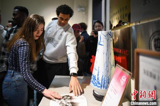 3月27日,天津,外籍留学生触摸瓷器,感受质感。中新社记者 佟郁 摄 3月27日,天津,外籍留学生触摸瓷器,感受质感。中新社记者 佟郁 摄