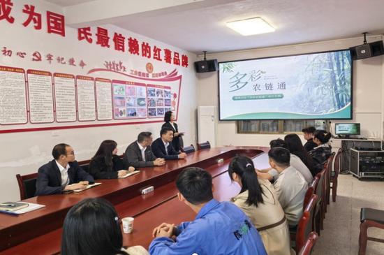 图为工行贵州省分行金融科技团队走访多个县乡农企讲解数字化运营及融资新思路 图为工行贵州省分行金融科技团队走访多个县乡农企讲解数字化运营及融资新思路
