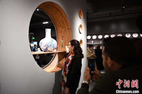 3月27日,天津,一名外籍留学生参观瓷器展。中新社记者 佟郁 摄 3月27日,天津,一名外籍留学生参观瓷器展。中新社记者 佟郁 摄