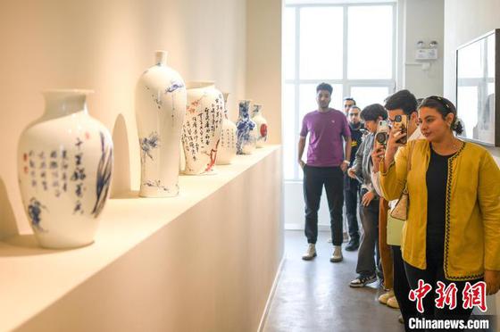 3月27日,天津,外籍留学生们参观瓷器展。中新社记者 佟郁 摄 3月27日,天津,外籍留学生们参观瓷器展。中新社记者 佟郁 摄