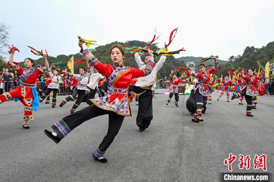 3月28日，贵州省百里杜鹃管理区举行一年一度的祭花神非遗展示活动。活动按迎花神、祭花神、唱花神、跳花神、祈福、送花神等流程依次进行。期间，《撮泰吉》《铃铛舞》等轮番上演，具有仪式感、画面感、神秘感的展演惊艳了现场的游客。图为祭花神活动上的铃铛舞表演。李华 摄