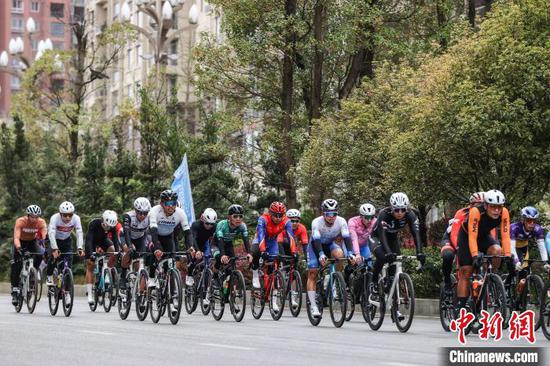 3月29日，男子公路精英组选手在比赛中。中新社记者 瞿宏伦 摄