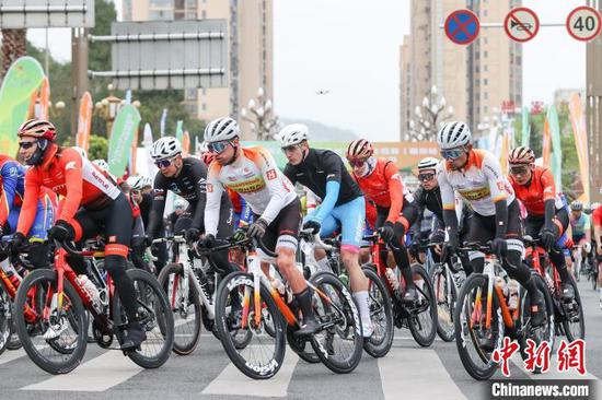 3月29日，男子公路精英组选手在比赛中。当日，2025年第九届“多彩贵州”自行车联赛（福泉站）暨第十六届福泉自行车节在贵州省黔南布依族苗族自治州福泉市鸣笛开赛。作为联赛揭幕战，赛事吸引了1712名海内外自行车选手参加。中新社记者 瞿宏伦 摄
