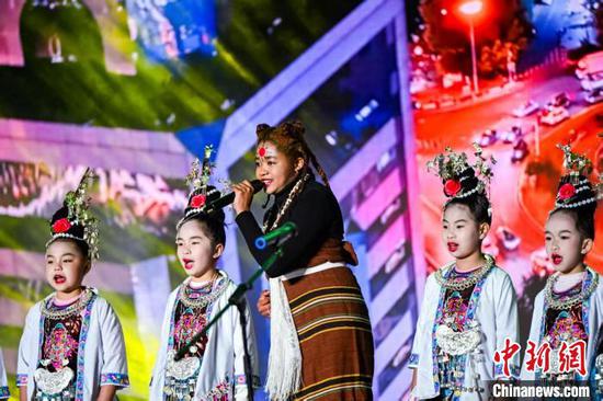 3月28日晚,2025中国—东盟教育交流周国际青年春日音乐会在贵州贵安樱花园举行,图为活动现场。周燕玲 摄 3月28日晚,2025中国—东盟教育交流周国际青年春日音乐会在贵州贵安樱花园举行,图为活动现场。周燕玲 摄