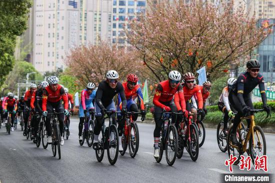 3月29日，男子公路精英组选手在比赛中。中新社记者 瞿宏伦 摄