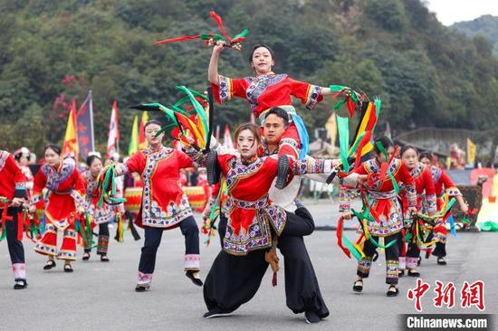 3月28日，祭花神活动上的铃铛舞表演。李华 摄