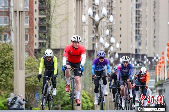 3月29日，男子公路精英组选手在比赛中。中新社记者 瞿宏伦 摄