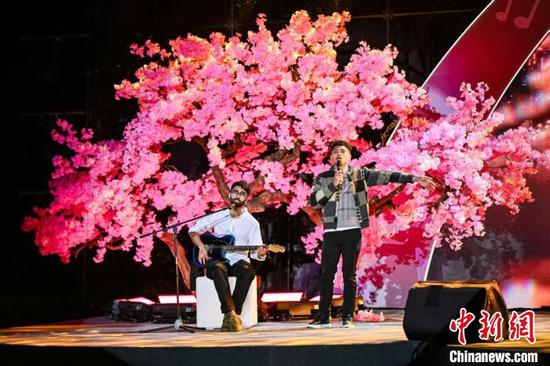 3月28日晚,2025中国—东盟教育交流周国际青年春日音乐会在贵州贵安樱花园举行,图为活动现场。周燕玲 摄 3月28日晚,2025中国—东盟教育交流周国际青年春日音乐会在贵州贵安樱花园举行,图为活动现场。周燕玲 摄