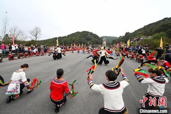 3月28日，祭花神活动上的铃铛舞表演。李华 摄