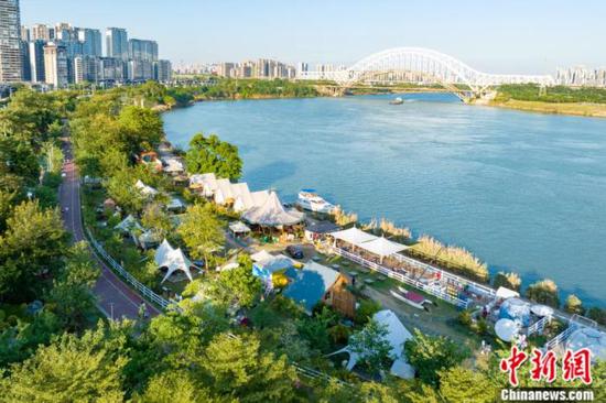 市民游客到邕江边感受“诗和远方”。黄维业 摄 市民游客到邕江边感受“诗和远方”。黄维业 摄