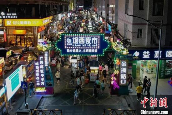 航拍南宁琅西夜市。陈冠言 摄 航拍南宁琅西夜市。陈冠言 摄