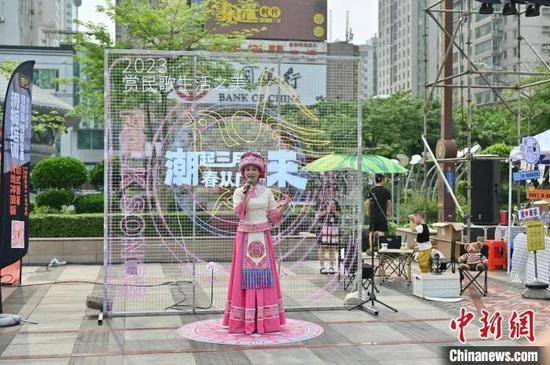 南宁沿民族大道打造“民歌一条街”,图为民歌路演活动现场。俞靖 摄 南宁沿民族大道打造“民歌一条街”,图为民歌路演活动现场。俞靖 摄