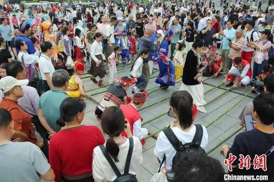 图为民众在南宁园博园体验民俗活动。卢虹灵 摄 图为民众在南宁园博园体验民俗活动。卢虹灵 摄