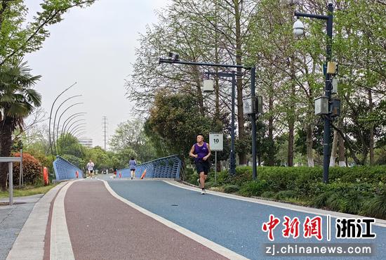 湖海塘公园彩色环形步道。金华开发区 供图