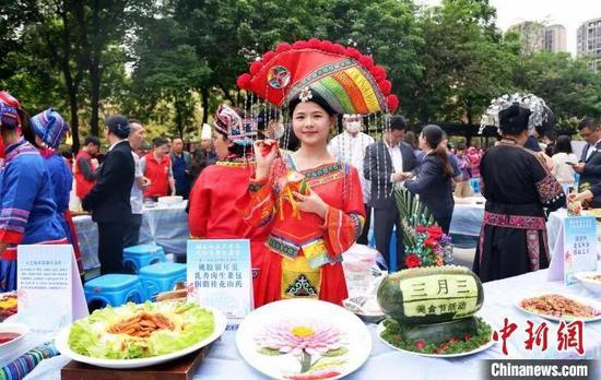 蟠龙社区“三月三”美食节活动现场。何立根 摄 蟠龙社区“三月三”美食节活动现场。何立根 摄