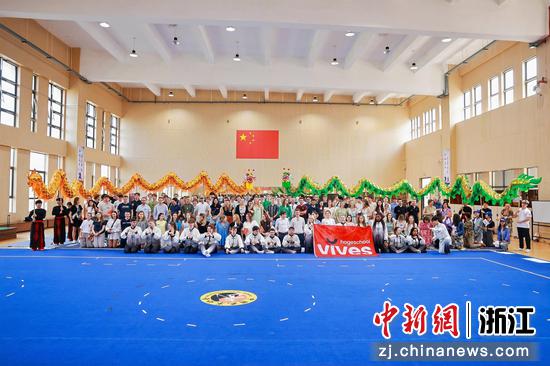 近日,比利时师生和杭师大体育学院师生合影。 (杭师大供图) 近日,比利时师生和杭师大体育学院师生合影。 (杭师大供图)