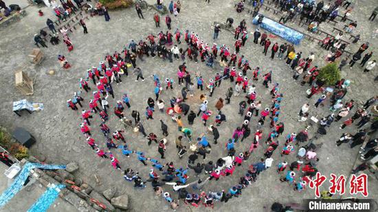 图为航拍布依族同胞与宾客一起跳布依转场舞。（无人机照片）叶方杰 摄