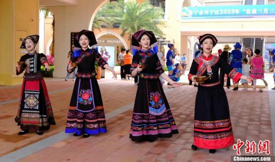 南宁兴宁区市民身穿民族服饰唱山歌。 刘增璇 摄 南宁兴宁区市民身穿民族服饰唱山歌。 刘增璇 摄