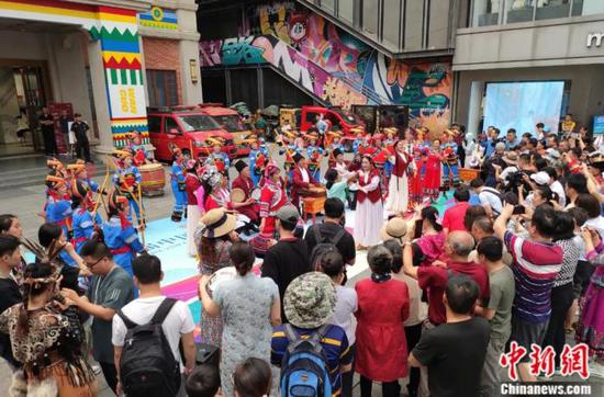 南宁三街两巷历史文化街区举办非遗大集市,来自各地的非遗艺术家们与游客们共同载歌载舞。梁枫 摄 南宁三街两巷历史文化街区举办非遗大集市,来自各地的非遗艺术家们与游客们共同载歌载舞。梁枫 摄