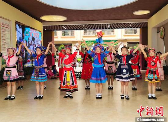 南宁小学生唱山歌迎客。黄艳梅 摄 南宁小学生唱山歌迎客。黄艳梅 摄