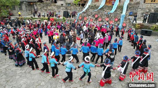 图为航拍布依族同胞与宾客一起跳布依转场舞。（无人机照片）叶方杰 摄