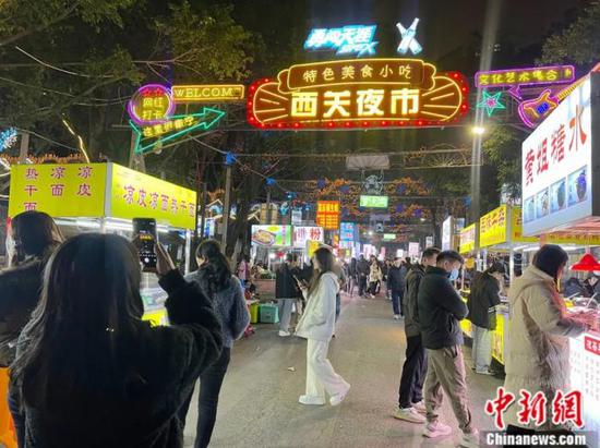在西关夜市感受南宁的“烟火气、老友味”。黄敬敏 摄 在西关夜市感受南宁的“烟火气、老友味”。黄敬敏 摄