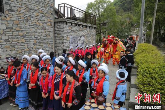 图为布依族同胞迎接各地宾客。叶方杰 摄