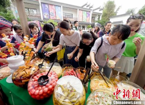 酸嘢吸引众多食客购买。潘浩 摄 酸嘢吸引众多食客购买。潘浩 摄